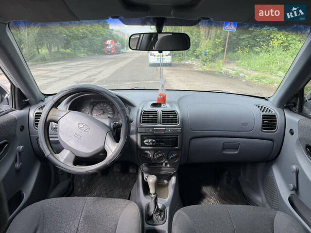 Серый Хендай Акцент, объемом двигателя 1.34 л и пробегом 348 тыс. км за 1600 $, фото 2 на Automoto.ua