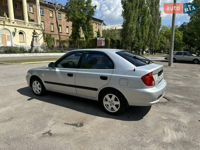 Серый Хендай Акцент, объемом двигателя 1.5 л и пробегом 204 тыс. км за 3050 $, фото 3 на Automoto.ua