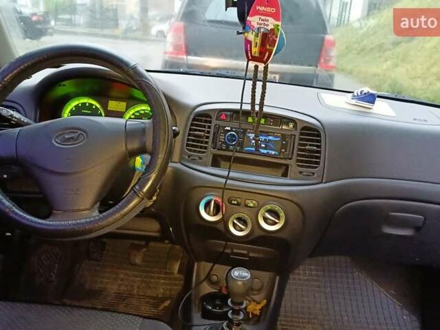 Синий Хендай Акцент, объемом двигателя 1.6 л и пробегом 230 тыс. км за 4000 $, фото 6 на Automoto.ua