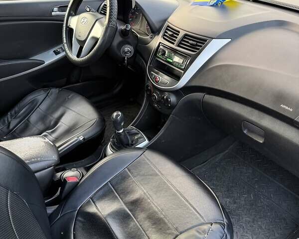 Синий Хендай Акцент, объемом двигателя 1.4 л и пробегом 220 тыс. км за 6700 $, фото 14 на Automoto.ua