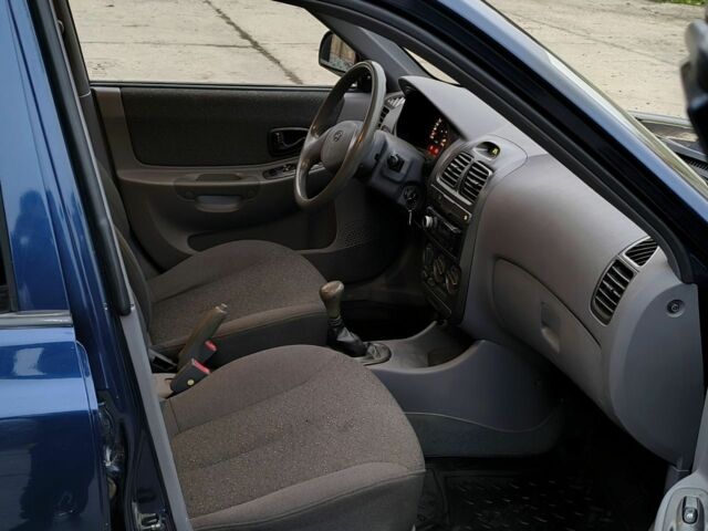 Синий Хендай Акцент, объемом двигателя 1.5 л и пробегом 154 тыс. км за 2100 $, фото 3 на Automoto.ua