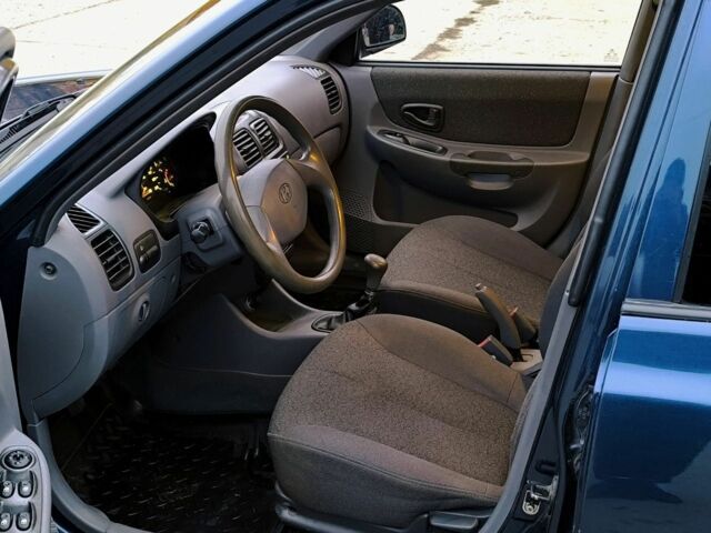 Синий Хендай Акцент, объемом двигателя 1.5 л и пробегом 154 тыс. км за 2100 $, фото 5 на Automoto.ua