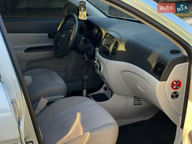Синий Хендай Акцент, объемом двигателя 1.4 л и пробегом 196 тыс. км за 5500 $, фото 9 на Automoto.ua