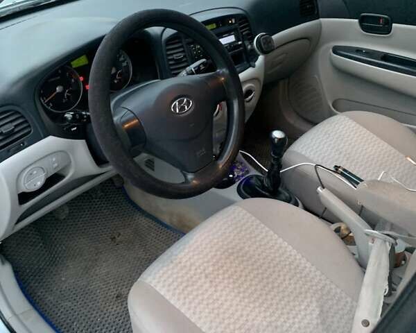 Синий Хендай Акцент, объемом двигателя 1.4 л и пробегом 300 тыс. км за 2800 $, фото 8 на Automoto.ua