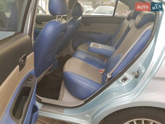 Синий Хендай Акцент, объемом двигателя 1.4 л и пробегом 220 тыс. км за 5200 $, фото 6 на Automoto.ua