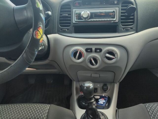 Синий Хендай Акцент, объемом двигателя 1.4 л и пробегом 239 тыс. км за 4100 $, фото 7 на Automoto.ua