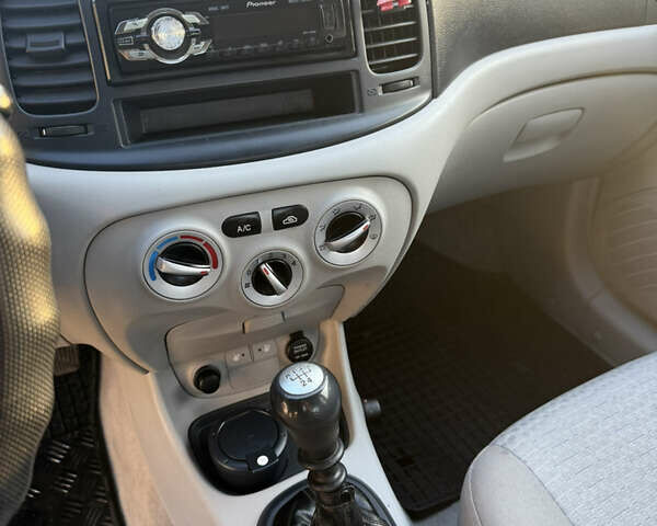 Синий Хендай Акцент, объемом двигателя 1.4 л и пробегом 125 тыс. км за 4700 $, фото 14 на Automoto.ua