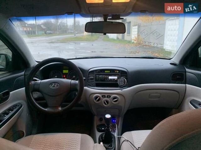 Синий Хендай Акцент, объемом двигателя 1.4 л и пробегом 300 тыс. км за 2800 $, фото 5 на Automoto.ua