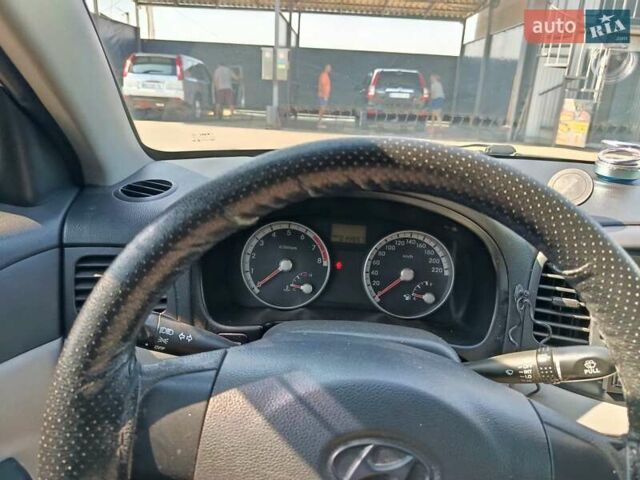 Синий Хендай Акцент, объемом двигателя 1.4 л и пробегом 315 тыс. км за 3800 $, фото 9 на Automoto.ua