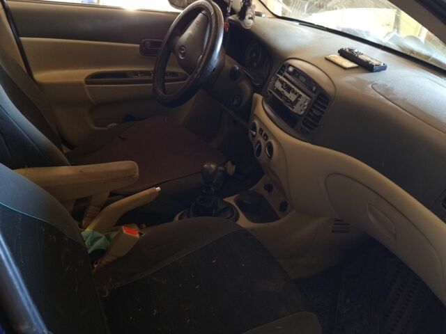 Синий Хендай Акцент, объемом двигателя 1.5 л и пробегом 170 тыс. км за 2500 $, фото 5 на Automoto.ua