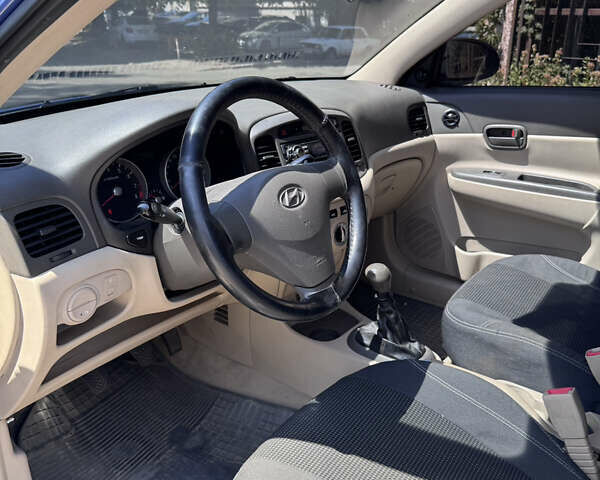 Синий Хендай Акцент, объемом двигателя 1.4 л и пробегом 212 тыс. км за 5500 $, фото 6 на Automoto.ua