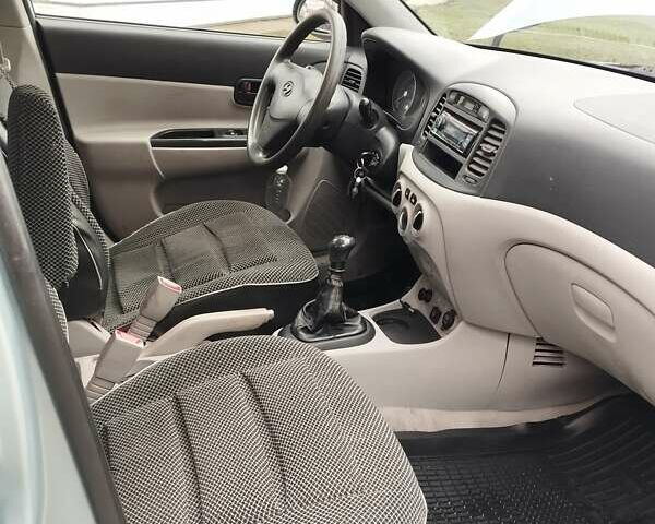 Синий Хендай Акцент, объемом двигателя 1.4 л и пробегом 257 тыс. км за 5000 $, фото 5 на Automoto.ua