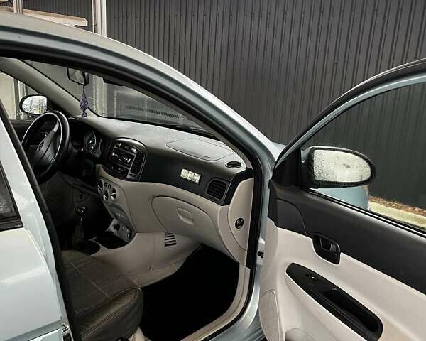 Синий Хендай Акцент, объемом двигателя 1.5 л и пробегом 304 тыс. км за 3650 $, фото 9 на Automoto.ua