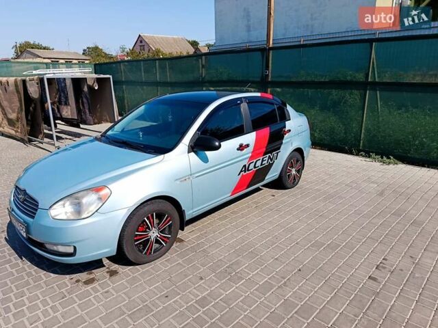 Синий Хендай Акцент, объемом двигателя 1.4 л и пробегом 315 тыс. км за 3800 $, фото 2 на Automoto.ua