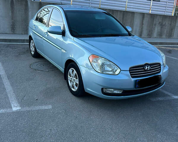 Синий Хендай Акцент, объемом двигателя 1.6 л и пробегом 240 тыс. км за 4600 $, фото 5 на Automoto.ua