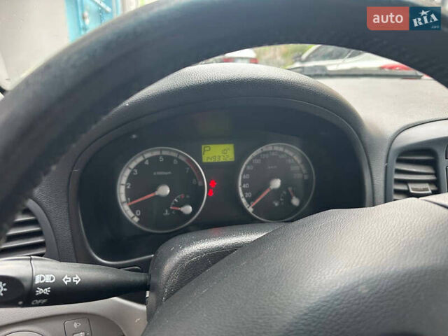 Синий Хендай Акцент, объемом двигателя 1.6 л и пробегом 159 тыс. км за 4600 $, фото 3 на Automoto.ua