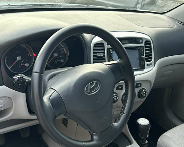 Синий Хендай Акцент, объемом двигателя 1.6 л и пробегом 240 тыс. км за 5250 $, фото 9 на Automoto.ua