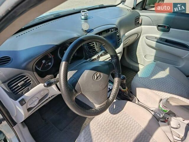 Синий Хендай Акцент, объемом двигателя 1.4 л и пробегом 315 тыс. км за 3800 $, фото 11 на Automoto.ua