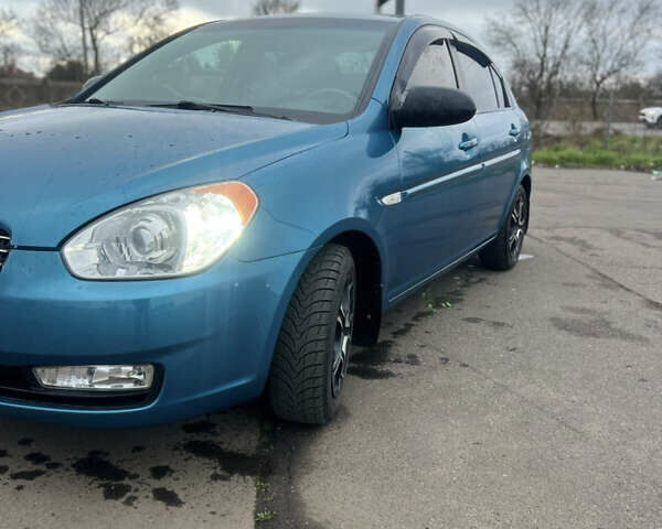 Синий Хендай Акцент, объемом двигателя 1.6 л и пробегом 210 тыс. км за 4900 $, фото 2 на Automoto.ua