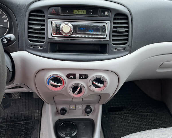 Синий Хендай Акцент, объемом двигателя 1.4 л и пробегом 201 тыс. км за 4100 $, фото 9 на Automoto.ua