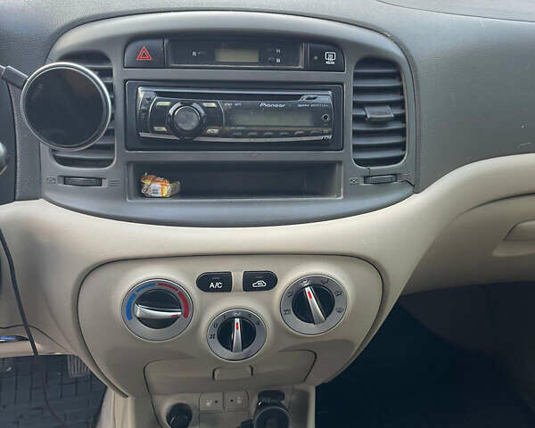 Синий Хендай Акцент, объемом двигателя 1.4 л и пробегом 210 тыс. км за 4600 $, фото 8 на Automoto.ua