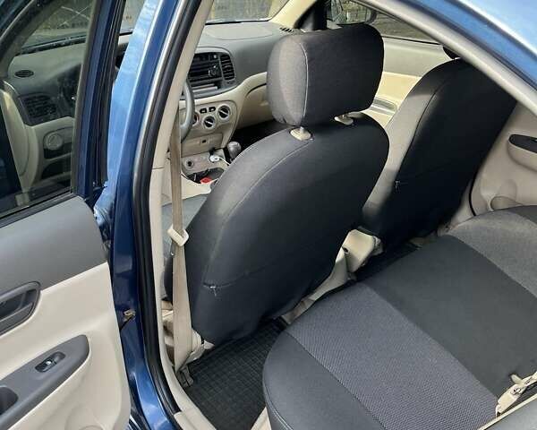 Синий Хендай Акцент, объемом двигателя 1.4 л и пробегом 210 тыс. км за 4100 $, фото 4 на Automoto.ua