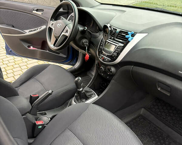 Синий Хендай Акцент, объемом двигателя 1.4 л и пробегом 148 тыс. км за 7500 $, фото 11 на Automoto.ua