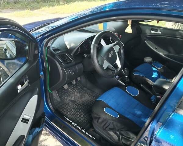 Синий Хендай Акцент, объемом двигателя 1.4 л и пробегом 200 тыс. км за 6700 $, фото 5 на Automoto.ua