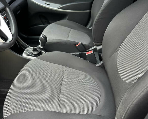 Синий Хендай Акцент, объемом двигателя 1.4 л и пробегом 110 тыс. км за 6700 $, фото 12 на Automoto.ua