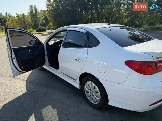 Белый Хендай Аванте, объемом двигателя 1.6 л и пробегом 228 тыс. км за 7000 $, фото 11 на Automoto.ua