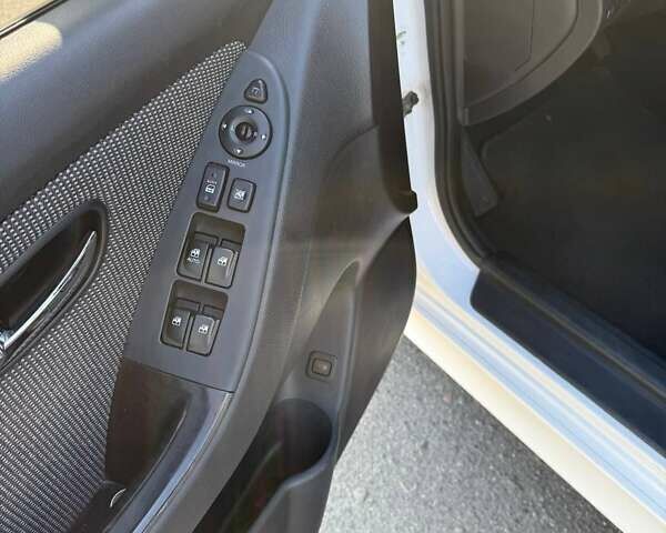 Белый Хендай Аванте, объемом двигателя 1.6 л и пробегом 228 тыс. км за 7000 $, фото 20 на Automoto.ua