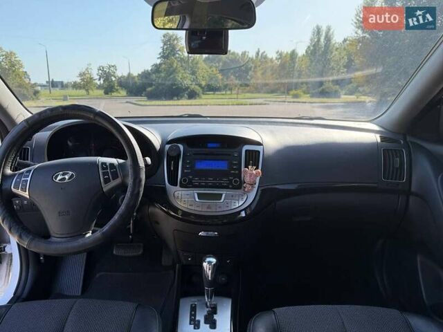 Белый Хендай Аванте, объемом двигателя 1.6 л и пробегом 228 тыс. км за 7000 $, фото 2 на Automoto.ua