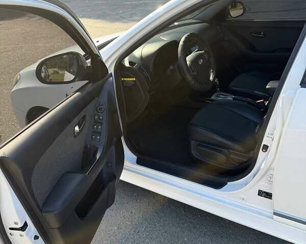 Белый Хендай Аванте, объемом двигателя 1.6 л и пробегом 228 тыс. км за 7000 $, фото 10 на Automoto.ua