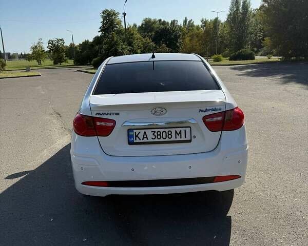 Белый Хендай Аванте, объемом двигателя 1.6 л и пробегом 228 тыс. км за 7000 $, фото 3 на Automoto.ua