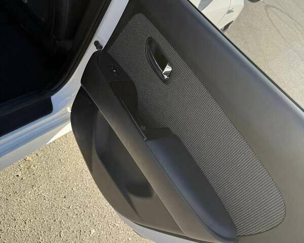 Белый Хендай Аванте, объемом двигателя 1.6 л и пробегом 228 тыс. км за 7000 $, фото 6 на Automoto.ua