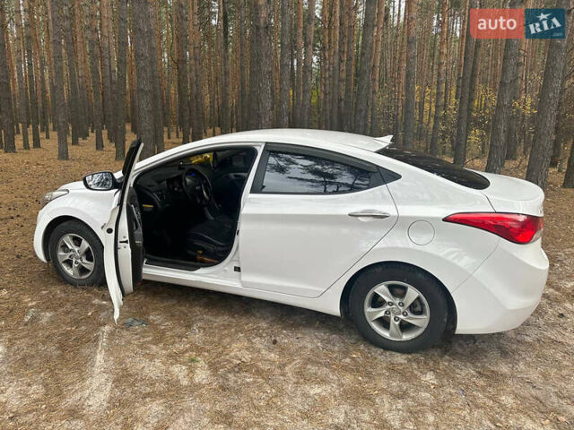 Белый Хендай Аванте, объемом двигателя 1.59 л и пробегом 232 тыс. км за 10000 $, фото 8 на Automoto.ua