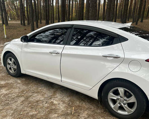 Белый Хендай Аванте, объемом двигателя 1.59 л и пробегом 232 тыс. км за 10000 $, фото 6 на Automoto.ua