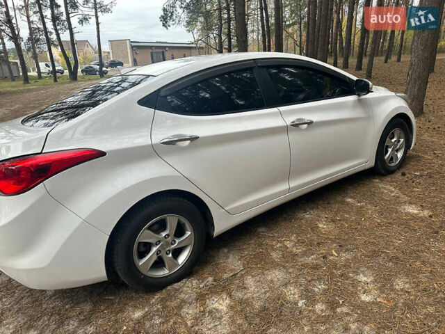 Белый Хендай Аванте, объемом двигателя 1.59 л и пробегом 232 тыс. км за 10000 $, фото 4 на Automoto.ua