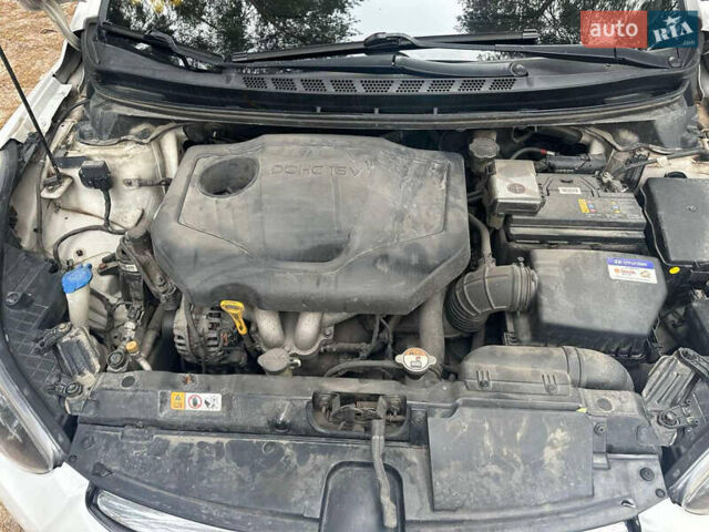 Белый Хендай Аванте, объемом двигателя 1.59 л и пробегом 232 тыс. км за 10000 $, фото 29 на Automoto.ua