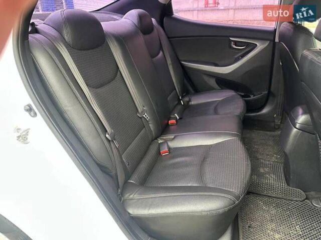 Хендай Аванте 2014 в Одессе на Automoto.ua Белый Хендай Аванте, объемом двигателя 1.6 л и пробегом 201 тыс. км за 8840 $, фото 20 на Automoto.ua