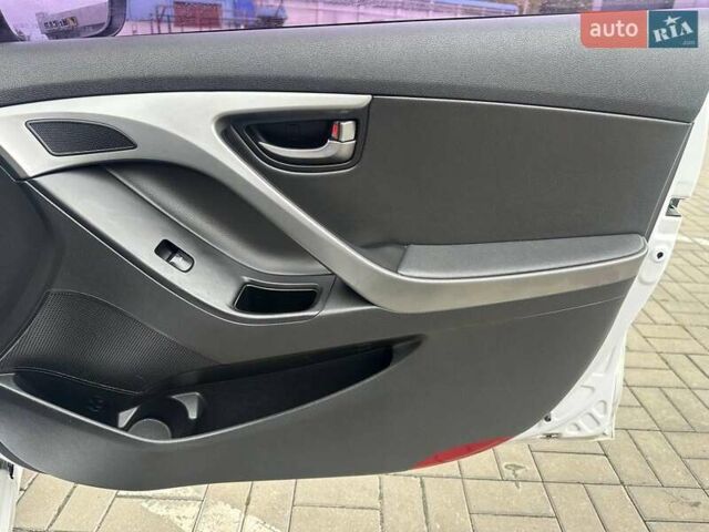 Хендай Аванте 2014 в Одессе на Automoto.ua Белый Хендай Аванте, объемом двигателя 1.6 л и пробегом 201 тыс. км за 8840 $, фото 18 на Automoto.ua