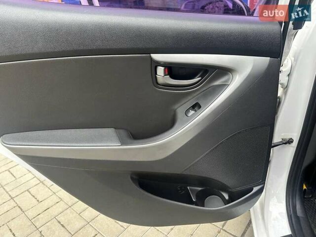 Хендай Аванте 2014 в Одессе на Automoto.ua Белый Хендай Аванте, объемом двигателя 1.6 л и пробегом 201 тыс. км за 8840 $, фото 12 на Automoto.ua