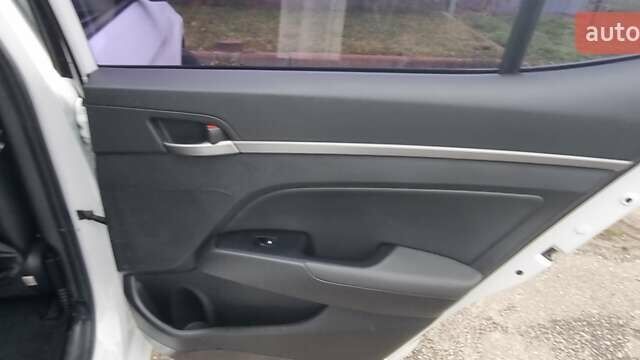 Білий Хендай Аванте, об'ємом двигуна 1.59 л та пробігом 171 тис. км за 10500 $, фото 19 на Automoto.ua