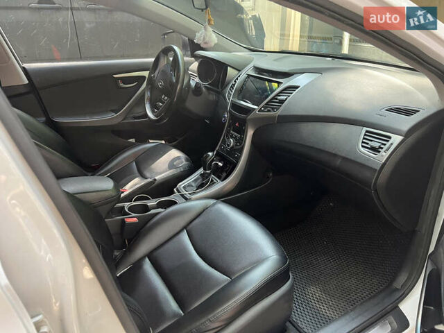 Белый Хендай Аванте, объемом двигателя 1.6 л и пробегом 230 тыс. км за 9000 $, фото 4 на Automoto.ua
