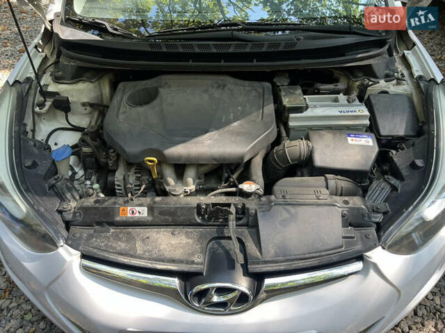Белый Хендай Аванте, объемом двигателя 1.6 л и пробегом 230 тыс. км за 9000 $, фото 5 на Automoto.ua