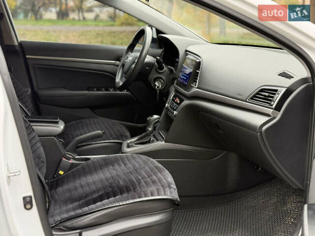 Белый Хендай Аванте, объемом двигателя 1.58 л и пробегом 204 тыс. км за 9900 $, фото 11 на Automoto.ua