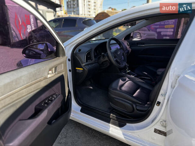 Белый Хендай Аванте, объемом двигателя 1.6 л и пробегом 190 тыс. км за 9995 $, фото 6 на Automoto.ua