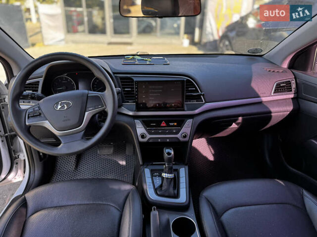 Белый Хендай Аванте, объемом двигателя 1.6 л и пробегом 190 тыс. км за 9995 $, фото 9 на Automoto.ua
