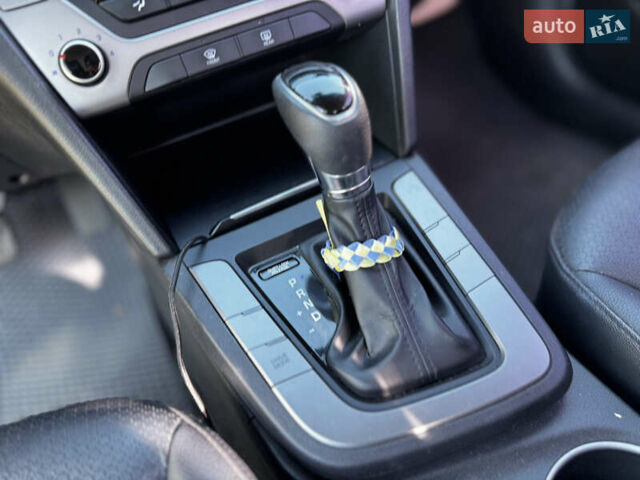 Белый Хендай Аванте, объемом двигателя 1.6 л и пробегом 190 тыс. км за 9995 $, фото 11 на Automoto.ua