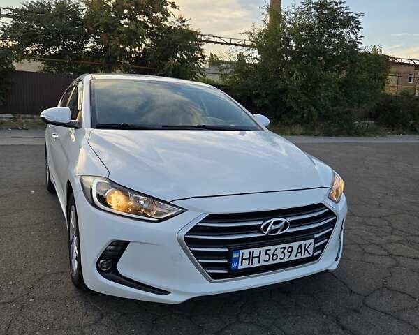 Белый Хендай Аванте, объемом двигателя 1.6 л и пробегом 200 тыс. км за 10500 $, фото 1 на Automoto.ua